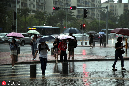 民治路人冒著狂風(fēng)暴雨在路上焦急的趕路